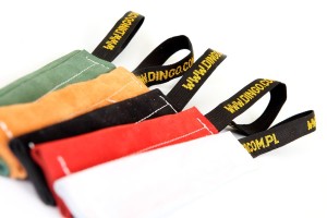 DINGO SPORT Skórzany gryzak dla psa z jednym uchwytem 4cmx15cm - czarny