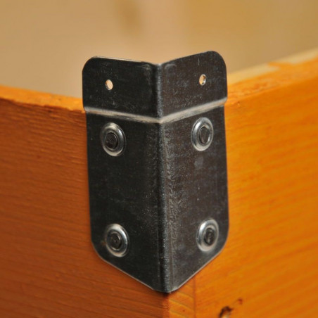 Metal corner for hive