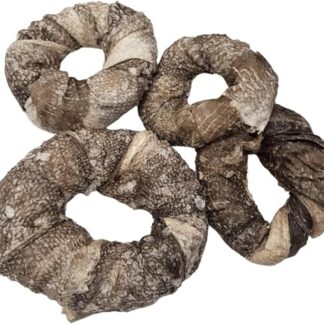 LOVING THE EARTH Anelli di pelle di merluzzo essiccato di alta qualità: dolcetti di pesce per cani, che promuovono denti e pelo sani. I dolcetti perfetti per cani senza cereali. 1 confezione da 4