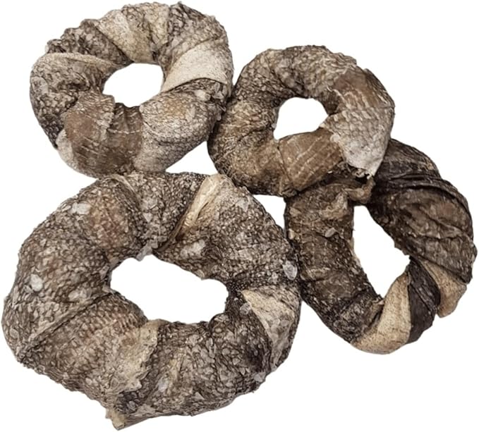 LOVING THE EARTH Anelli di pelle di merluzzo essiccato di alta qualità: dolcetti di pesce per cani, che promuovono denti e pelo sani. I dolcetti perfetti per cani senza cereali. 1 confezione da 4