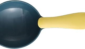 Прочная пластиковая ложка для корма для животных с эргономичной ручкой и зажимом для сохранения свежести корма.