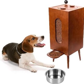Деревянная приподнятая кормушка для домашних животных вмещает 10 кг корма для собак и имеет миску из нержавеющей стали. Удобная станция для кормления животных.