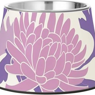 Миски для воды и корма для домашних животных пастельно-сиреневого цвета на белом фоне. Нескользящие миски из нержавеющей стали для медленного поедания корма для собак. Plato para perros con ansiedad