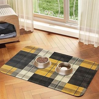 Коврик для кормления собак и кошек из искусственной кожи в клетку желто-серо-черного цвета, с впитывающей нескользящей резиновой основой.